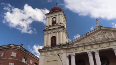 Arjantin, San Miguel de Tucuman 'daki Enkarnasyon Katedrali' nin iki kulesinin alçak açılı çekimi. Bu dini anıt, bir inanç ve taşra tarihi merkezi, heybetli mimarisi için öne çıkıyor..