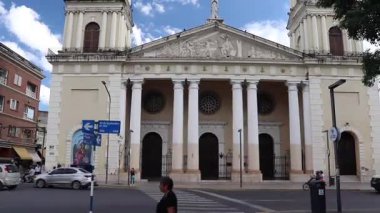 Arjantin, San Miguel de Tucuman 'daki enkarnasyonun heybetli katedralini göstererek meydandan uzaklaşırken çekilmiş. Dini bir simge ve tarihi bir şehir anıtı..