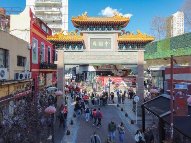 Hava görüntüsü Belgrano Çin Mahallesi 'nin ana kemerini gösteriyor. Buenos Aires, Arjantin' de yayalar ve ticari faaliyetlerle dolu hareketli bir sokak..