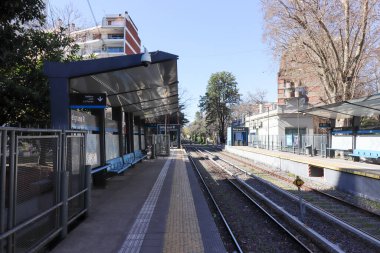 Geleneksel mimarisini ve barışçıl atmosferini sergileyen Belgrano R İstasyonu 'nun boş platformları yerleşim bölgelerinde bir anlık sakinlik yakalıyor..