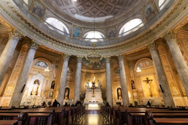 Belgrano, Buenos Aires 'teki Lekesiz Gebelik Kilisesi' nin görkemli iç mimarisi Iglesia Redonda. Ana sunağa bakan manzara zengin sütunları, kubbeyi ve dini Katolik unsurları gözler önüne seriyor. .