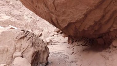 Caadon del Indio, Fiambala, Catamarca 'nın kaya oluşum ve yollarında yürüyen ilk kişinin görüntüsü..