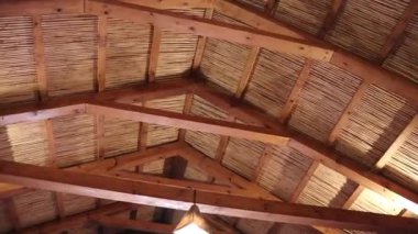 Andacollo Kilisesi 'nin çatısı, Fiambala, Catamarca. Ahşap kirişler ve saman çatı görülebiliyor..