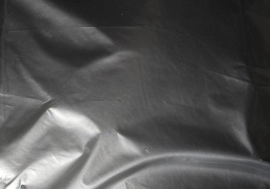 Kapalı plastik plastik yırtık ambalaj dokusu. Vektör illüstrasyonunda çeşitli buruşuk, buruşuk ve farklı gözyaşı desenli şeffaf plastik ambalajlar görülüyor. Siyah gri dizaynlar ve gölge etkisi.