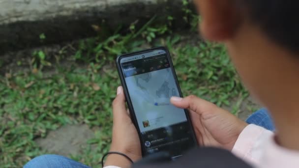 Medan Indonezja Luty 2023 Dziecko Przewijające Facebook Swoim Smartfonie — Wideo stockowe