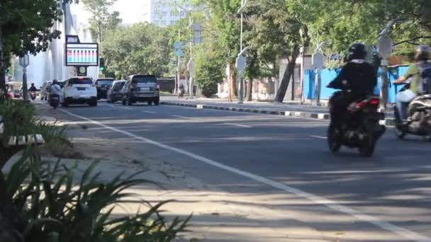 Vehículos Que Pasan Por Carretera Calles Con Motos Coches Cruzándolos — Vídeos de Stock