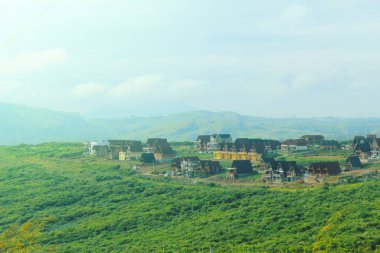 Tepelerin tepesinde eşsiz bir ev. Çayırların güzel manzarası var. Kuzey Sumatra 'nın Karo ilçesinde 2000 zirve konutu. Karo dağlarında küçük kırsal alan.