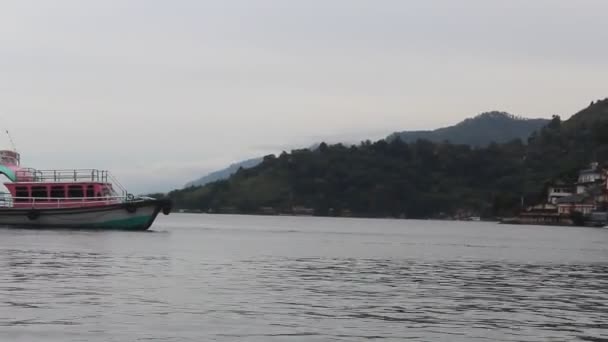 Färjor Som Seglar Vattnen Tobasjön Norra Sumatra Indonesien Tobasjön Turist — Stockvideo