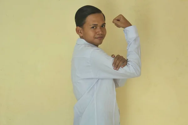 Взволнованный Азиат Белой Рубашке Показывает Сильный Жест Поднимая Руки Гордо — стоковое фото