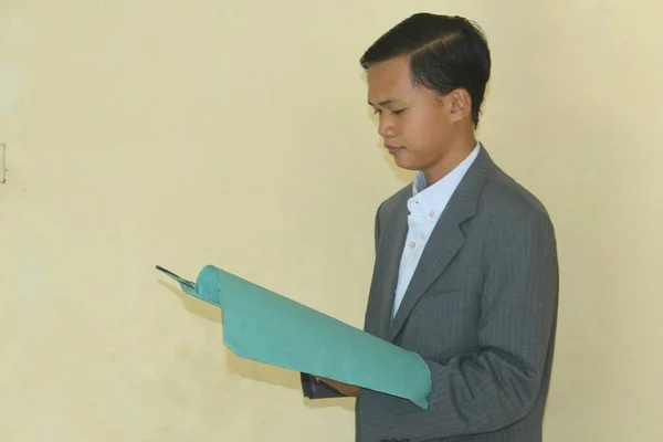 Pria Dalam Setelan Membaca Folder Terisolasi Pada Latar Belakang Kuning — Stok Foto
