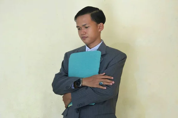 Ung Man Kostym Med Blå Mapp Isolerad Gul Bakgrund — Stockfoto