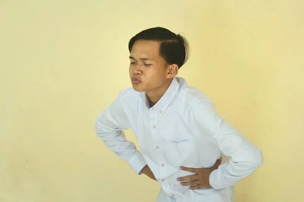 Mann Weißen Hemd Hat Bauchschmerzen Auf Gelbem Hintergrund — Stockfoto