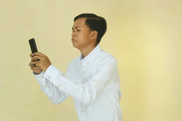 Ein Mann Weißem Hemd Hält Ein Handy Mit Traurigem Gesichtsausdruck — Stockfoto
