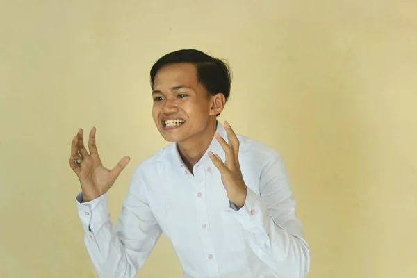 Aziatische Man Wit Shirt Boos Woedend Verhogen Van Beide Handen — Stockfoto