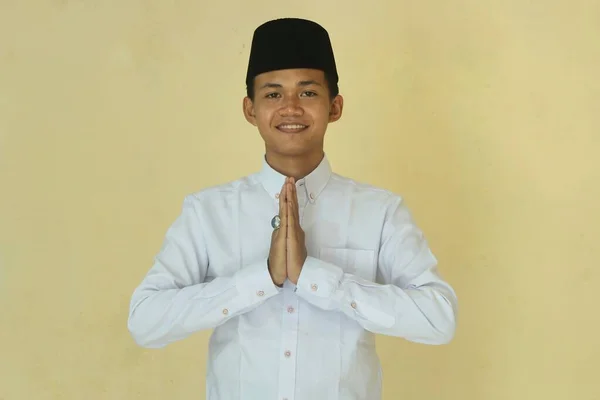 Mladý Asijský Muslim Muž Bílé Košili Černé Čepici Gesta Pozdravy — Stock fotografie