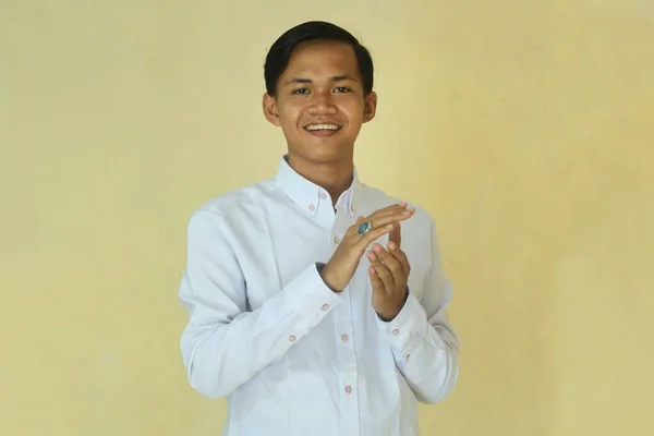 Südostasiatischer Junger Mann Applaudiert Auf Gelbem Hintergrund — Stockfoto
