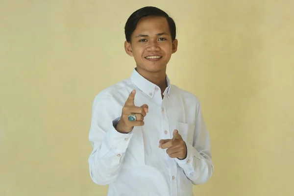 Mladý Asijský Muž Bílé Košili Ukazuje Dopředu Dávat Hlas Nebo — Stock fotografie