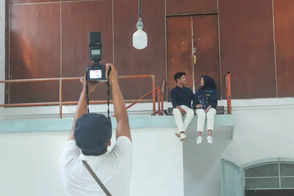 Medan Indonesia Agustus 2023 Fotografer Pernikahan Mengambil Momen Pra Pernikahan — Stok Foto