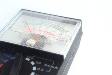 Çokölçerler elektrik devrelerini, pilleri ve diğer cihazları test etmek için kullanılır. Beyaz arkaplanda izole edilmiş çoklu metreyi kapat.