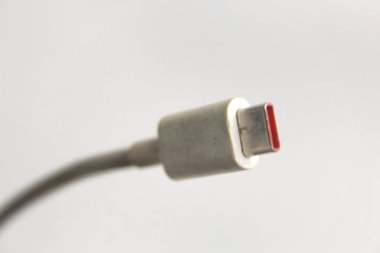 Cep telefonu USB kablo tipi c yükleme beyaz arkaplanda izole edildi