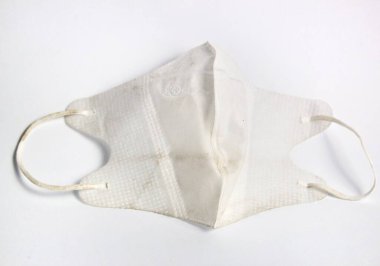 kirli maske beyaz arkaplanda izole edildi