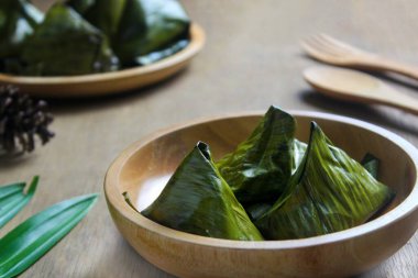 Bugis keki, geleneksel Endonezya yemeği. Yapışkan pirinç unundan yapılmış. İçi hindistan cevizi rendelenmiş ve muz yapraklarına sarılmış..