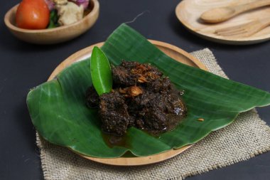 Muz yaprağı bazında servis edilen nefis hazır biftek rendang 'ı. Endonezya yemekleri