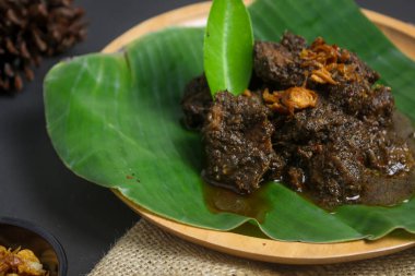 Muz yaprağı bazında servis edilen nefis hazır biftek rendang 'ı. Endonezya yemekleri