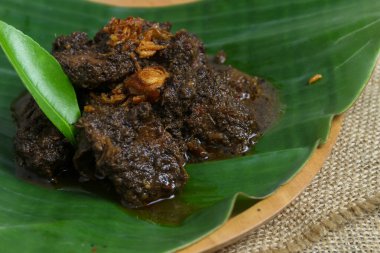 Muz yaprağı bazında servis edilen nefis hazır biftek rendang 'ı. Endonezya yemekleri