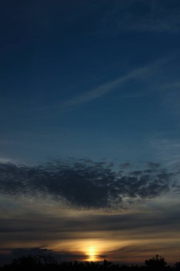 Kara bulutlu gün batımı. Bulutlu Gökyüzünde Altın Gün Batımı