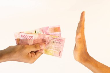 Rüşveti reddediyor. Bir el 100.000 rupi nakit parayı reddeder, dürüstlüğü, rüşvetçiliği ve dürüstlüğü simgeleyen bir kavram. Beyaz arkaplanda izole