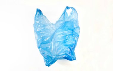 Beyaz arkaplanda mavi plastik çanta izole edildi