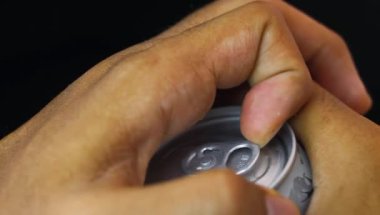 Koyu arkaplanda el açıcı konserve içeceği