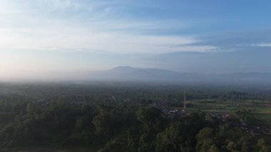 Endonezya 'nın kırsal kesimindeki sabah atmosferinin güzel dağları ve tepeleri..
