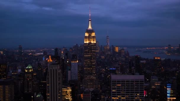 Natt Flygfoto Över Nedre Manhattan New York City Imperium Statsbyggnad — Stockvideo