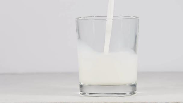 Producto Primer Plano Leche Vertida Vaso Beber Blanco Fondo Alimentos — Vídeos de Stock