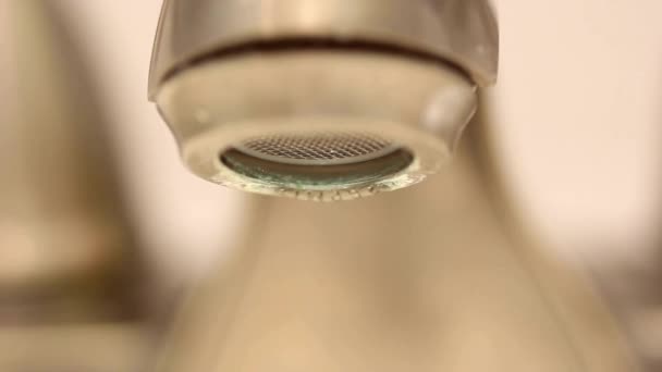 滴水水龙头漏水厨房家庭节水概念视频 — 图库视频影像