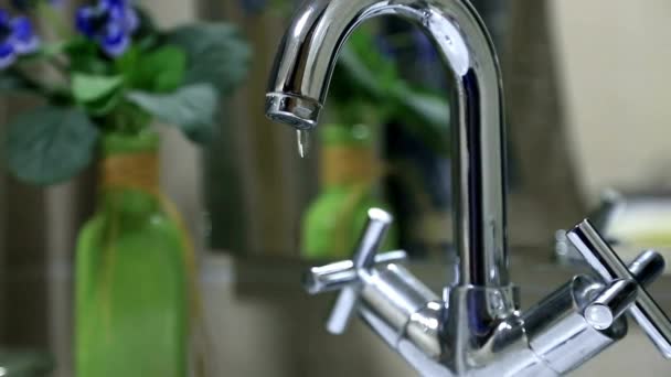 滴水水龙头漏水厨房家庭节水概念视频 — 图库视频影像