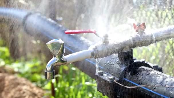 Outdoor Garten Zapfhahn Oder Wasserhahn Undichtes Wasser Für Hintergrund Sparen — Stockvideo