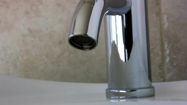 Tropfender Wasserhahn Undichtes Spülbecken Küche Hause Wassersparkonzept Video — Stockvideo