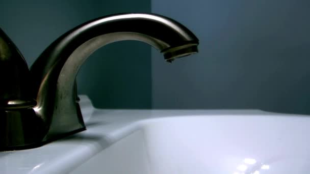 台所用液体シンク家庭用蛇口を流れる雨滴滴滴家の水 — ストック動画