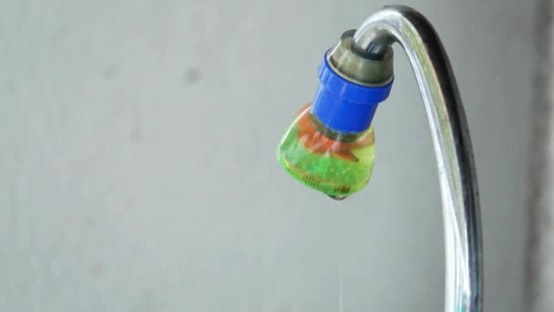 水の液体スプラッシュドロップフローの背景産業廃棄物の水を閉じます — ストック動画