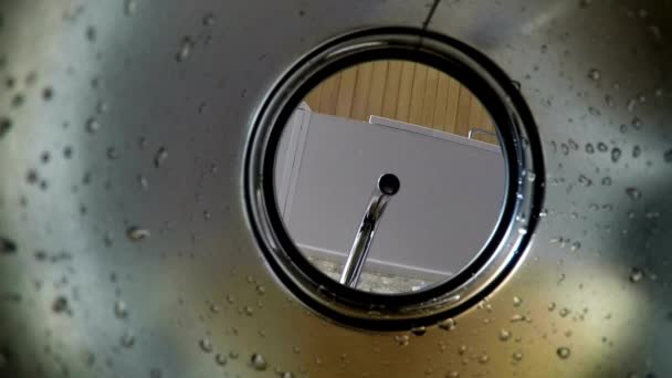 Küche Flüssigkeitsspüle Nach Hause Wasserhahn Fließt Nassen Tropfen Tropft Hauswasser — Stockvideo