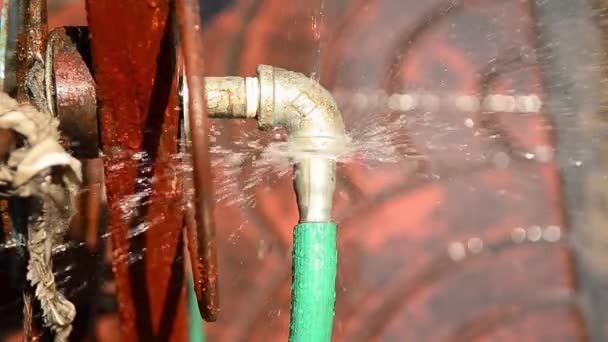 구하는 물줄기에서 떨어지는 물방울 — 비디오