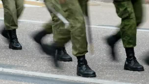 Militärkadetten Marschieren Armeesoldaten Marschieren Auf Militärparade Streitkräfte Uniform Feldkommando Gewehr — Stockvideo