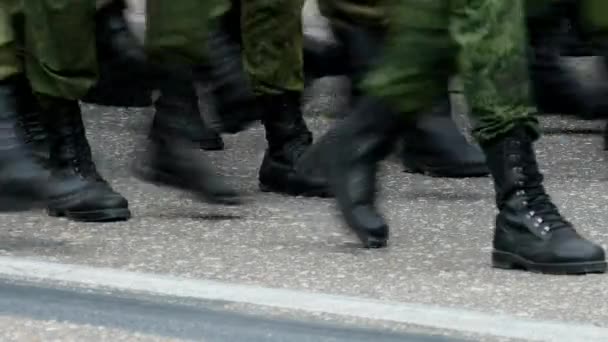 Militära Kadetter Marscherar Armén Soldater Marscherar Mot Militära Paradstyrkor Uniform — Stockvideo