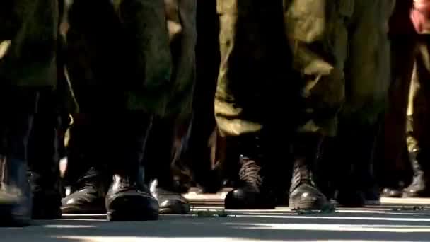Στρατιώτες Που Παρελαύνουν Στο Δρόμο Στρατιωτική Παρέλαση Στρατιωτικό Όπλο Πολέμου — Αρχείο Βίντεο