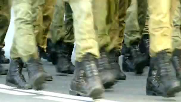 Небольшая Группа Марширующих Солдат Марширующих Солдат Военной Техникой Бронетехникой — стоковое видео