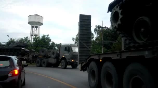 장갑차를 가까이 군인들 보급품을 호송하는 열병식을 준비하고 — 비디오