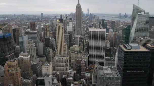 New York City Manhattan Und Schiffshafen Luftaufnahme Amerikanische Flagge Vereinigte — Stockvideo